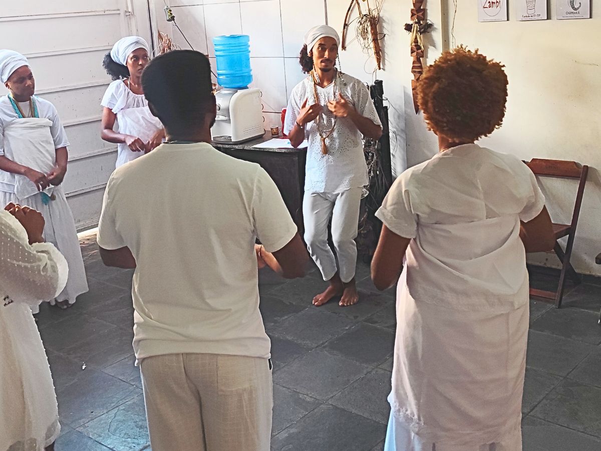 Participantes do projeto Eko Pèlú Ìjó Òmì em atividade de dança